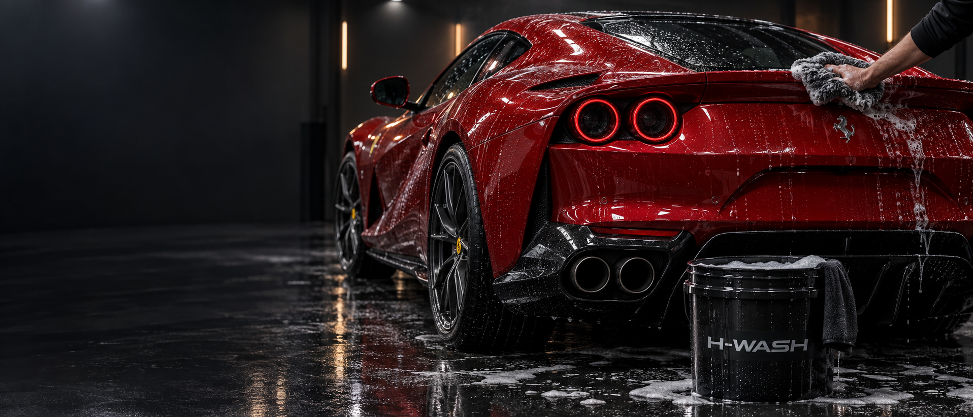 Heck eines roten Ferrari 812 bei der Handwäsche mit Schaum und H-Wash-Eimer